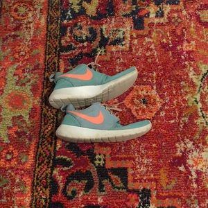 Women’s size 7 Nike Roshe Run